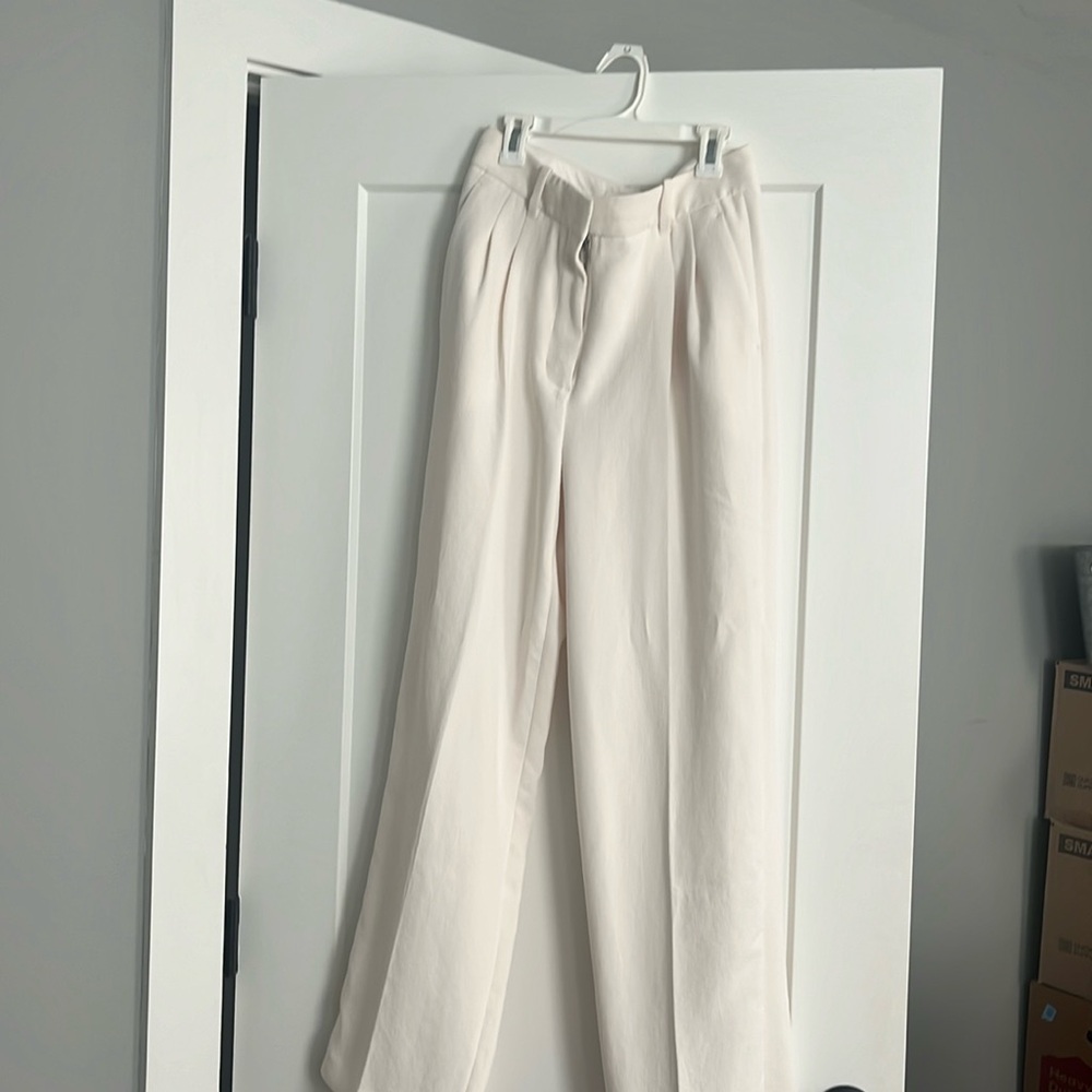 Women’s cream Aritzia effortless trouser size 6